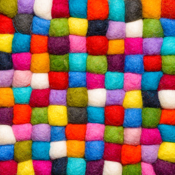 farbe wolle - kugeln aus synthetischer wolle garn - geometrische regenbogen hintergrundmuster - multi colored variegated wool colors stock-fotos und bilder