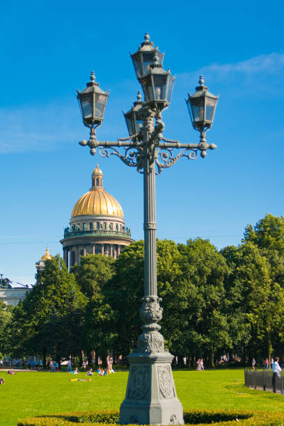 исаакиевский собор. солнечный день санкт-петербурга - russia church composition st petersburg стоковые фото и изображения