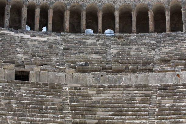 ruinen des antiken amphitheaters in aspendos, antalya, türkei - ancient civilization audio stock-fotos und bilder