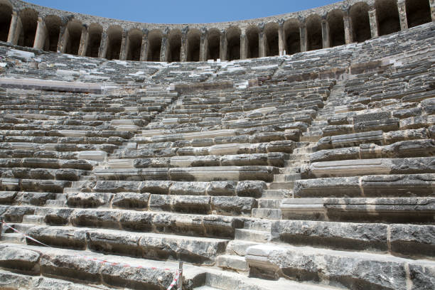 ruinen des antiken amphitheaters in aspendos, antalya, türkei - ancient civilization audio stock-fotos und bilder