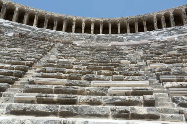 ruinen des antiken amphitheaters in aspendos, antalya, türkei - ancient civilization audio stock-fotos und bilder