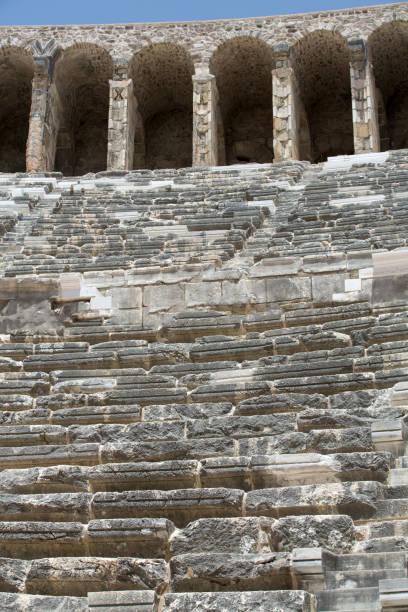 ruinen des antiken amphitheaters in aspendos, antalya, türkei - ancient civilization audio stock-fotos und bilder