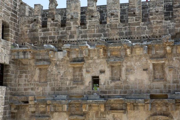 ruinen des antiken amphitheaters in aspendos, antalya, türkei - ancient civilization audio stock-fotos und bilder