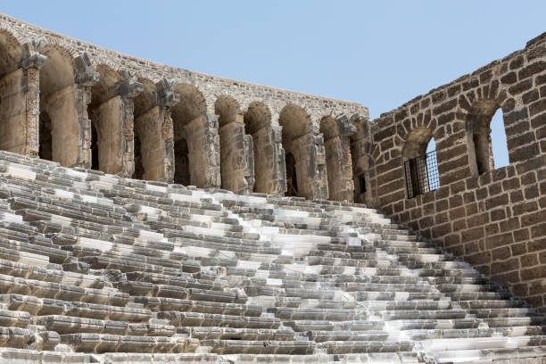 ruinen des antiken amphitheaters in aspendos, antalya, türkei - ancient civilization audio stock-fotos und bilder