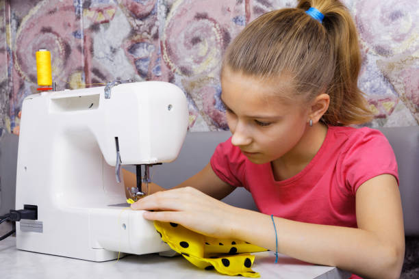 la ragazza impara a cucire - sewing women tailor teenage girls foto e immagini stock