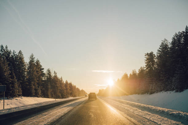 camino del invierno en escandinavia - norrland fotografías e imágenes de stock