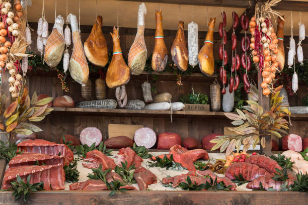 разнообразие сырого мяса и колбас в мясной лавке на деревянной доске - meat butchers shop raw market стоковые фото и изображения