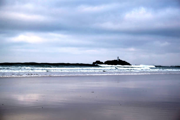 волны прокатки в gwithian beach - godrevy lighthouse фотографии стоковые фото и изображения