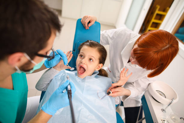 niña en el consultorio de dentista reemplazar empastes. - mouth open dental drill holding doctor fotografías e imágenes de stock