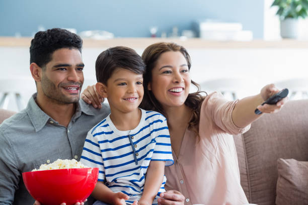 pais e filho ver televisão na sala de estar - popcorn snack bowl isolated - fotografias e filmes do acervo