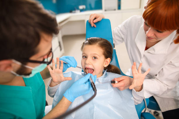 niña en el consultorio de dentista reemplazar empastes. - mouth open dental drill holding doctor fotografías e imágenes de stock