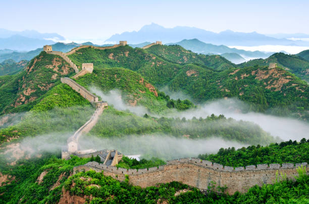 gran muralla china en estratosfera niebla, china - chinese wall fotografías e imágenes de stock