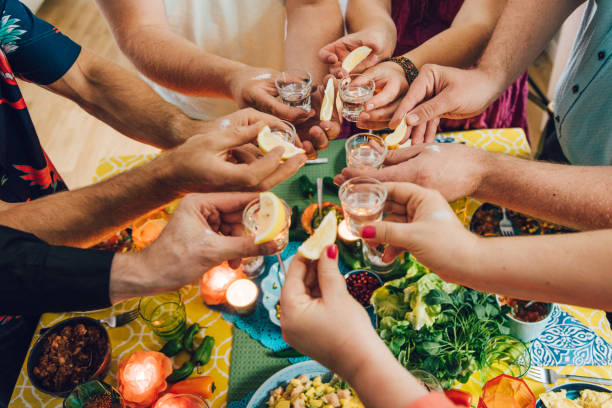 taco mexicano tex med comida estilos de vida com os amigos tendo tequila - texmex - fotografias e filmes do acervo