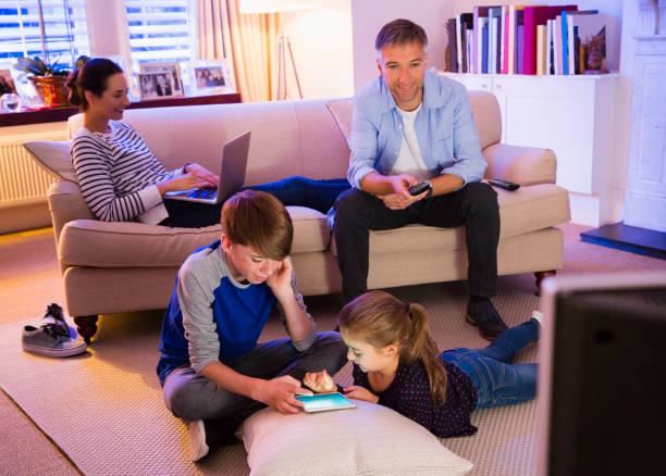 거실에서 기술로 휴식을 취하는 가족 - computer child family laptop 뉴스 사진 이미지