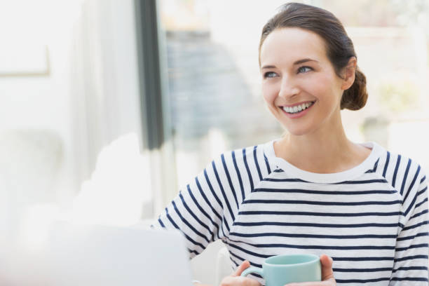 コーヒーを飲む笑顔の女性 - 白人 ストックフォトと画像
