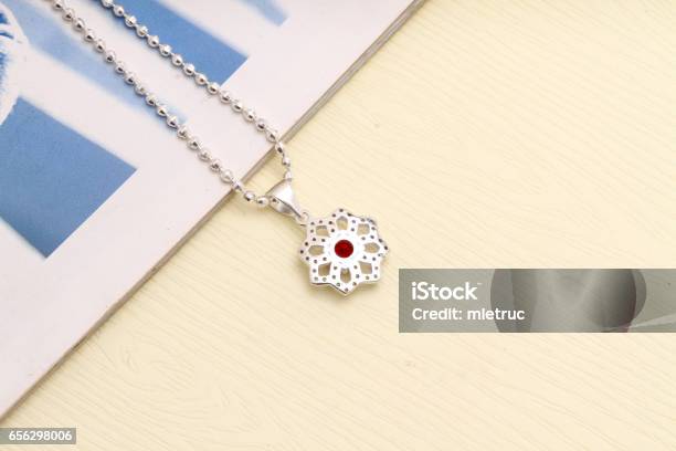 Collana Charm - Fotografie stock e altre immagini di Adulto - Adulto, Amore, Arte, Cultura e Spettacolo