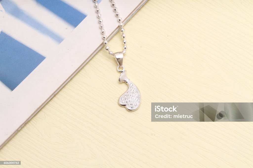 Collana charm - Foto stock royalty-free di Adulto