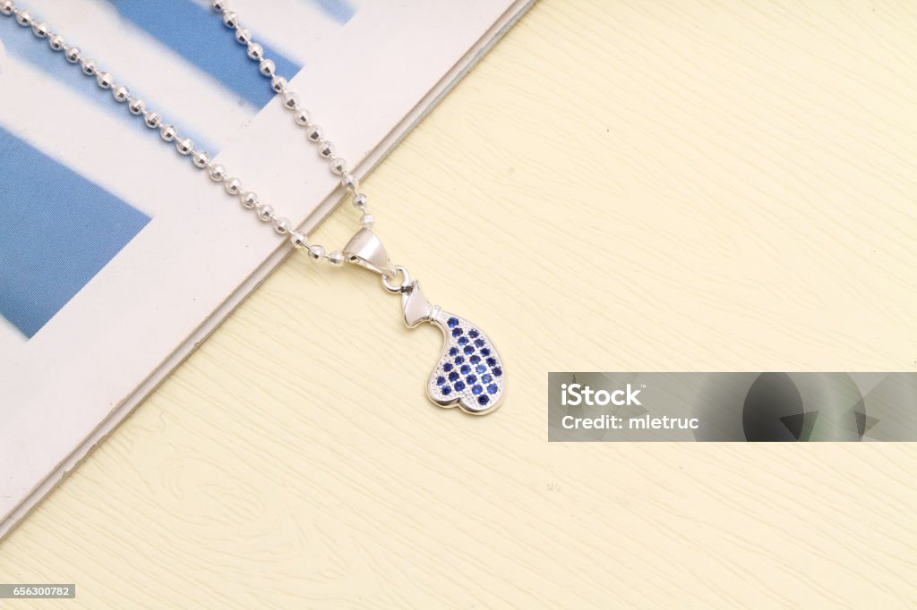 Collana charm - Foto stock royalty-free di Adulto