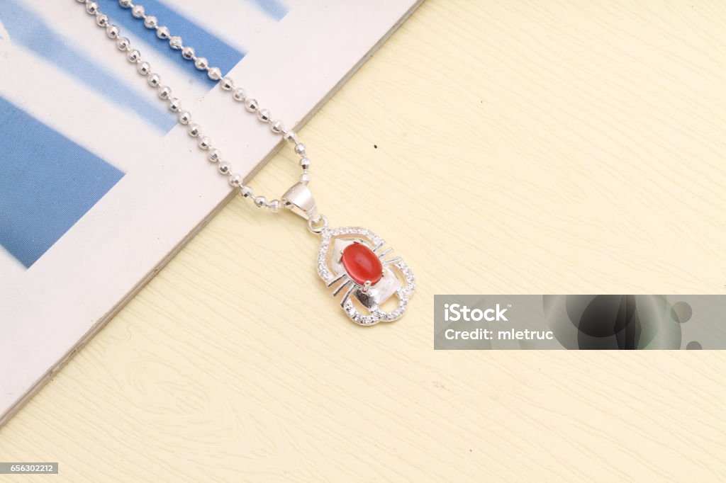 Collana charm - Foto stock royalty-free di Adulto