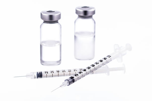 kits de seringues et flacons isolés sur blanc - insulin sugar syringe bottle photos et images de collection