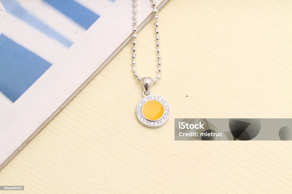 Collana charm - Foto stock royalty-free di Adulto