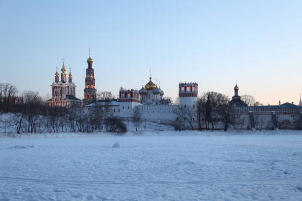 night view at novodevichy monastery in moscow. russia. - novodevichy convent imagens e fotografias de stock