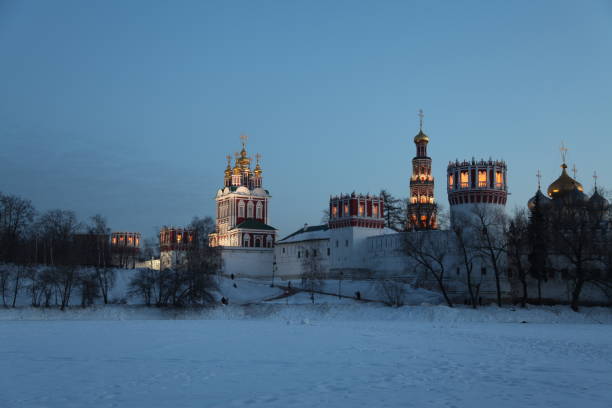 night view at novodevichy monastery in moscow. russia. - novodevichy convent imagens e fotografias de stock