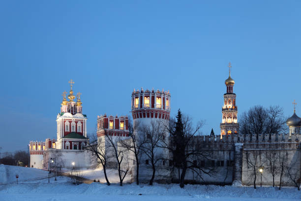 night view at novodevichy monastery in moscow. russia. - novodevichy convent imagens e fotografias de stock