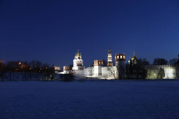 night view at novodevichy monastery in moscow. russia. - novodevichy convent imagens e fotografias de stock