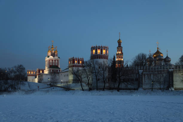 night view at novodevichy monastery in moscow. russia. - novodevichy convent imagens e fotografias de stock