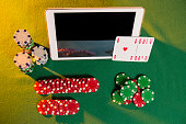 draufsicht-des-tablet-neben-pokerchips.jpg?b=1&s=170x170&k=20&c=yuTvzdJB5_-RLjRCytVkk2fzM52CFrKZeYLeykW25yQ=