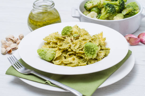 паста с песто брокколи и фисташками - romanesco broccoli стоковые фото и изображения