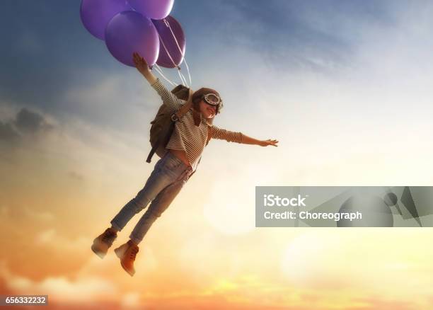 Kind Auf Ballons Fliegen Stockfoto und mehr Bilder von Kind - Kind, Fliegen, Fantasiewelt