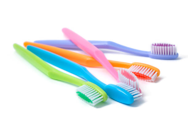 kolorowe szczoteczki do zębów wyizolowane na białym - toothbrush dental hygiene dental equipment rainbow zdjęcia i obrazy z banku zdjęć