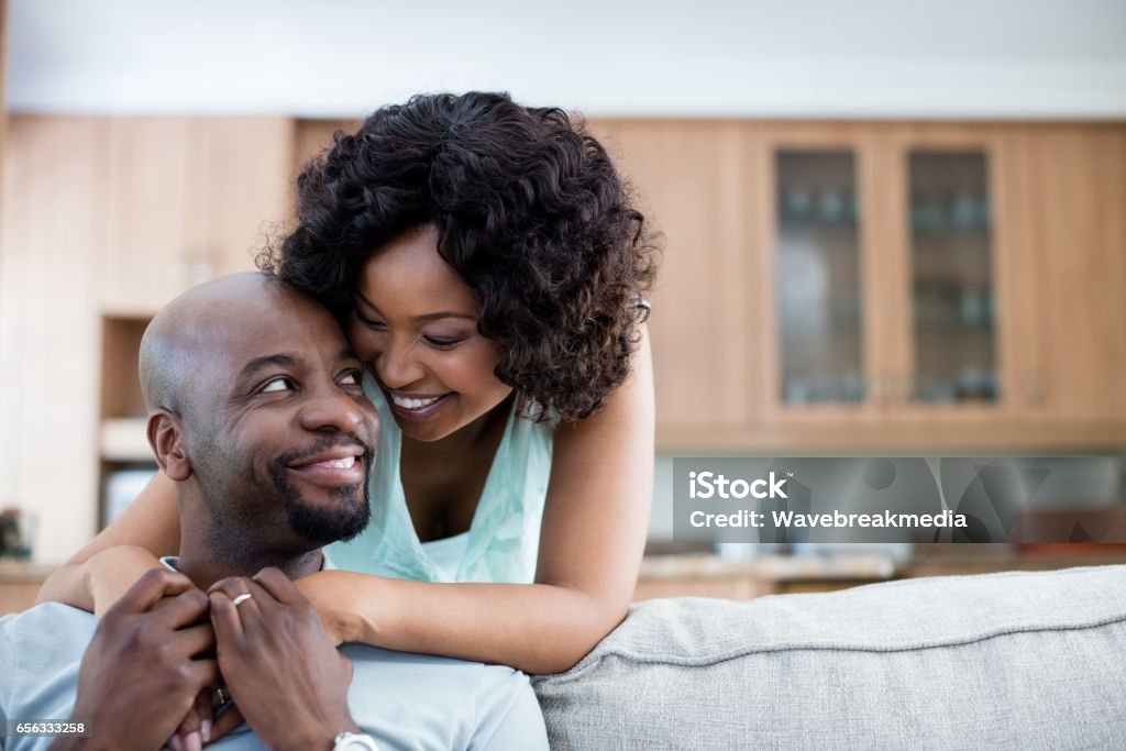 Lächelnde paar umarmen einander im Wohnzimmer - Lizenzfrei Paar - Partnerschaft Stock-Foto