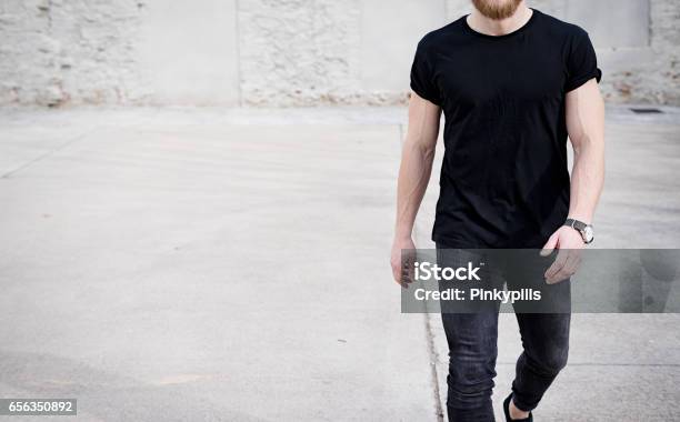 Jungen Muskulösen Mann Tragen Schwarze Tshirt Und Jeans Die Zu Fuß Auf Den Stadtteil Der Hintergrund Jedoch Unscharf Hotizontal Mockup Stockfoto und mehr Bilder von T-Shirt