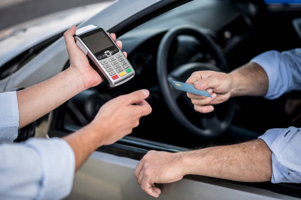 pagamento con carta in una stazione di servizio - utility payments foto e immagini stock