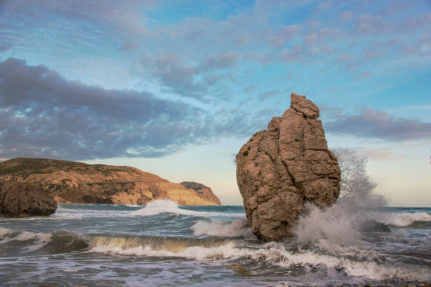 荒れ狂う海のアフロディーテのロック - cyprus paphos storm sea ストックフォトと画像