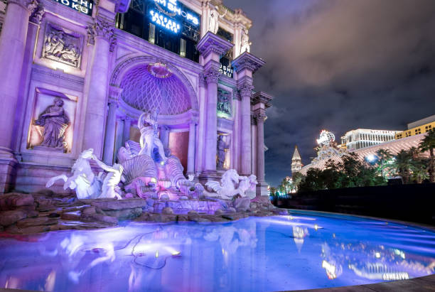 replica fontana di trevi al caesars palace hotel and casino di notte - las vegas, nevada, usa - las vegas metropolitan area the las vegas strip casino sign foto e immagini stock