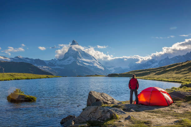 山でマッターホルンのビューで晴れた日のキャンプ - スイス文化 写真 ストックフォトと画像