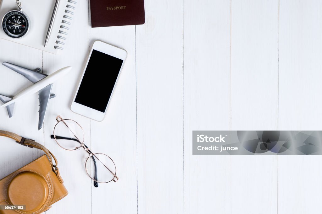 Viaje objetos flatlay en blanco de madera con espacio de copia - Foto de stock de Viajes libre de derechos