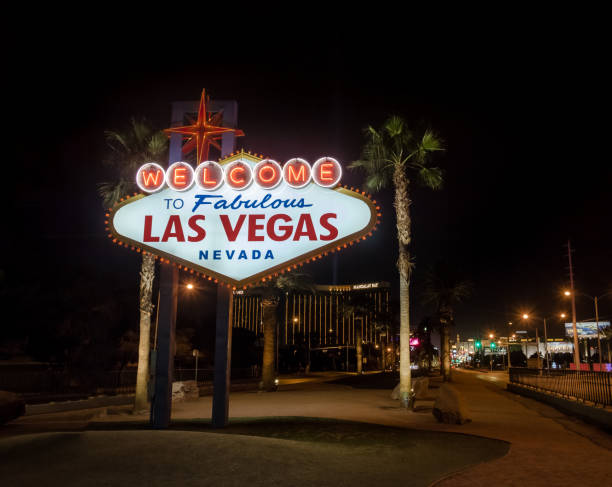 bienvenido a signo de las vegas de noche - las vegas, nevada, usa - welcome to fabulous las vegas sign las vegas metropolitan area famous place night fotografías e imágenes de stock