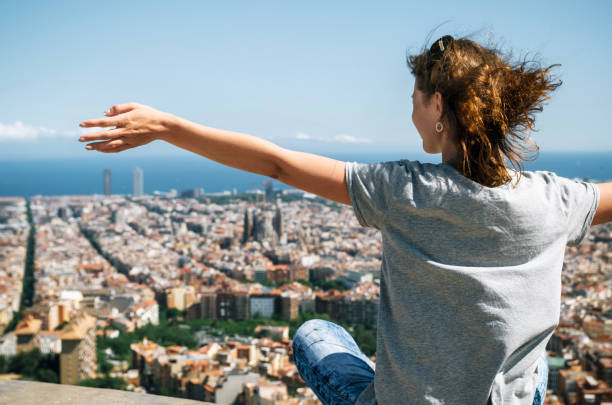 touristen genießen die sicht von oben der stadt barcelona und das mittelmeer, katalonien, spanien. - travel travel destinations outdoors horizontal stock-fotos und bilder