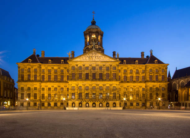 palais royal sur la place du barrage à amsterdam - dam photos et images de collection