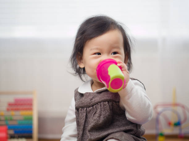 bambina acqua potabile - baby cup foto e immagini stock