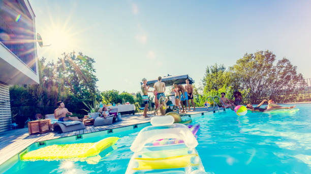 jeunes sur un pool party - floatation device flash photos et images de collection