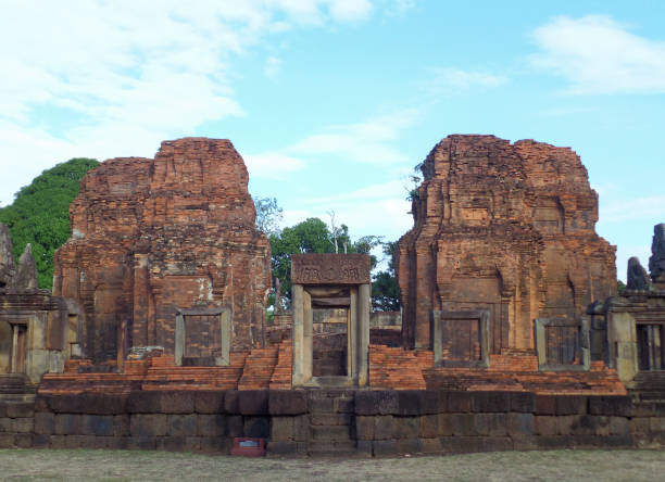 complexo de santuário de muang tam prasat hin, o bem preservado templo khmer na tailândia - thailand buriram temple hinduism - fotografias e filmes do acervo