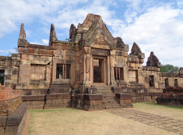 потрясающий древний кхмерский храм храма прасат хин муанг там, таиланд - thailand buriram temple hinduism стоковые фото и изображения
