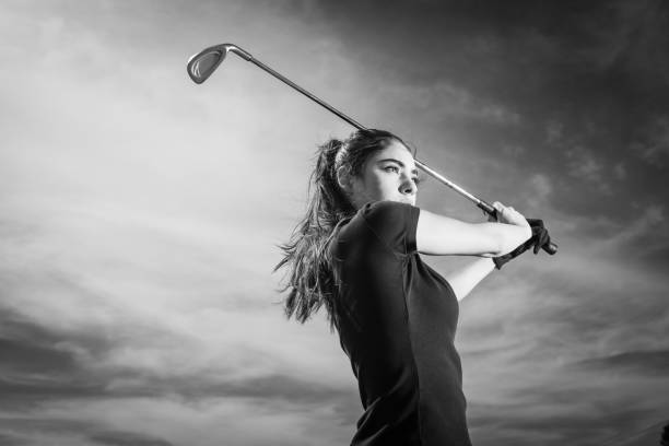 młody hiszpanie kobiety golfista gotowy do hitu - golf women female concentration zdjęcia i obrazy z banku zdjęć