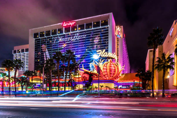 las vegas strip y flamingo hotel casino en la noche - las vegas, nevada, usa - las vegas metropolitan area hotel built structure tourist resort fotografías e imágenes de stock